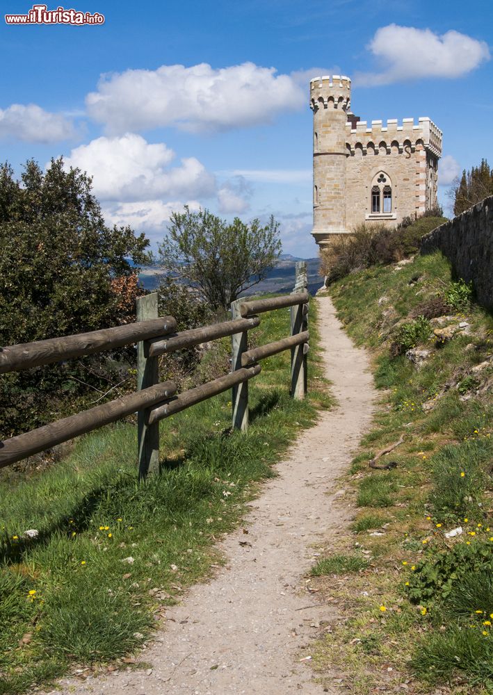 Immagine Panorama della torre Magdala nelle campagne di Rennes-le-Chateau, Francia. Questo monumento neomedievale è stato costruito per volontà dell'abate Bérenger Saunière attorno al 1900.