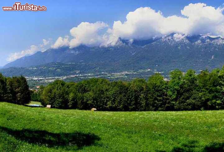 Immagine Il panorama della Valbelluna fotografato dal Castelliere di Noal a Sedico - © R. Michelotti - Provincia Belluno