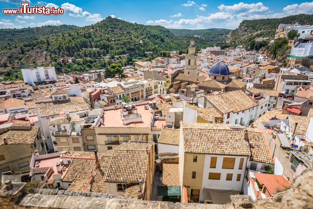 Immagine Panorama della vecchia città di Bunol, Spagna. A circa 40 km da Valencia, nell'immediato entroterra spagnolo sorge questa graziosa località di 10 mila abitanti, conosciuta per la tradizionale Festa della Tomatina.