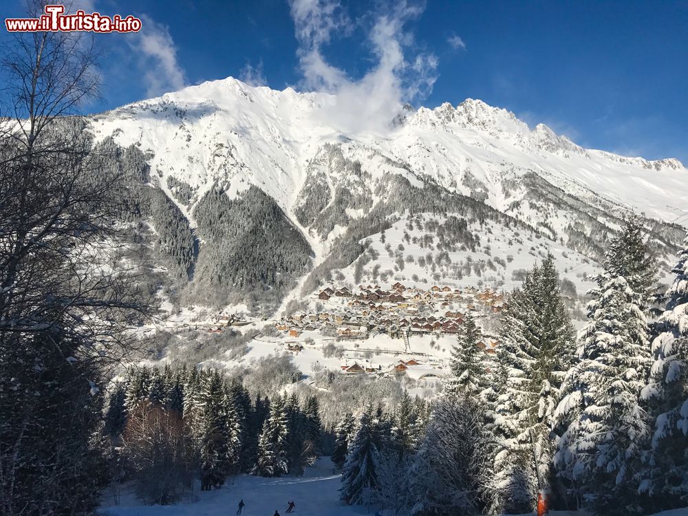 Immagine Panorama dell'Alpe d'Huez, località sciistica in Francia. E' famosa come sede di arrivo di tappa del Tour de France.