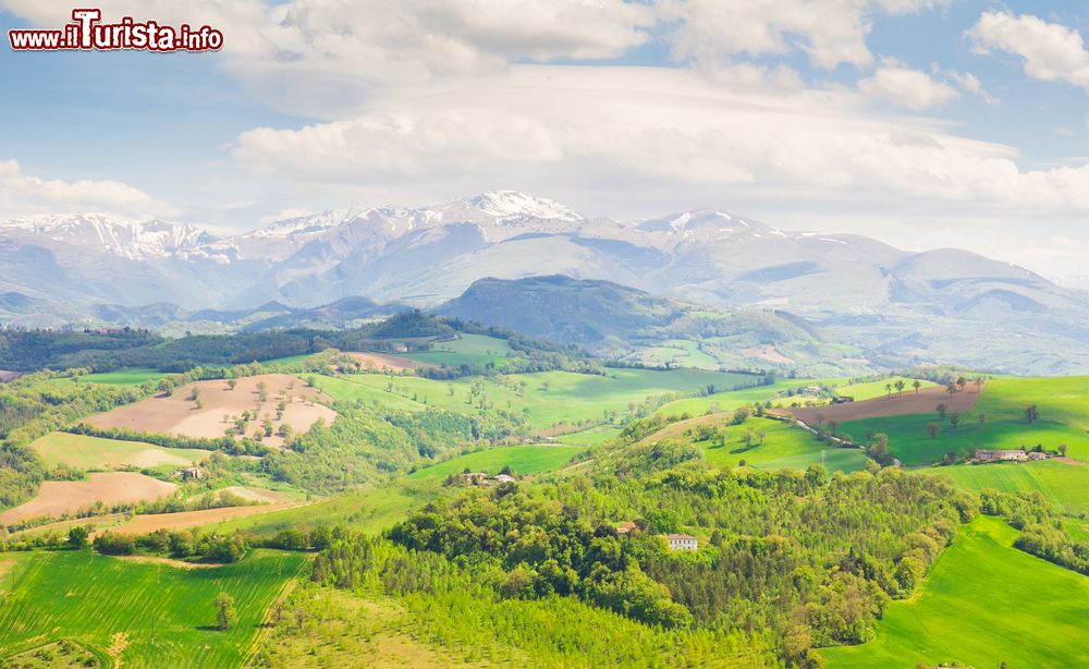 Immagine Panorama dell'Appennino marchigiano visto da Camerino (Macerata)