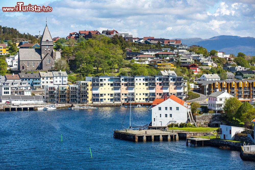 Immagine Panorama delle case e della chiesa di Kristiansund, Norvegia.