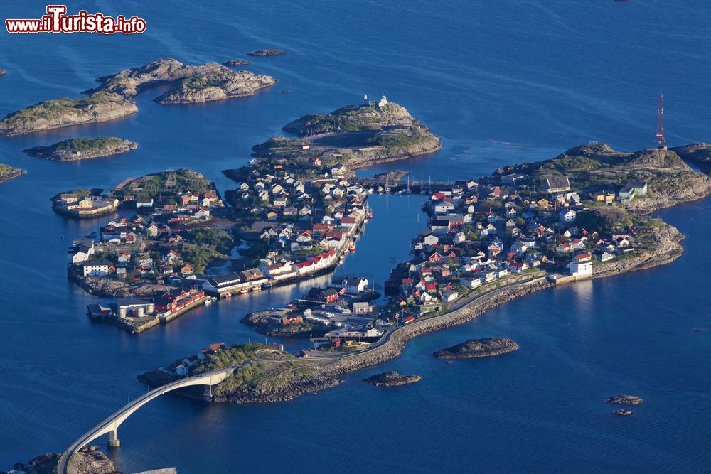 Immagine Panorama delle isolette che compongono Henningsvaer, Isole Lofoten