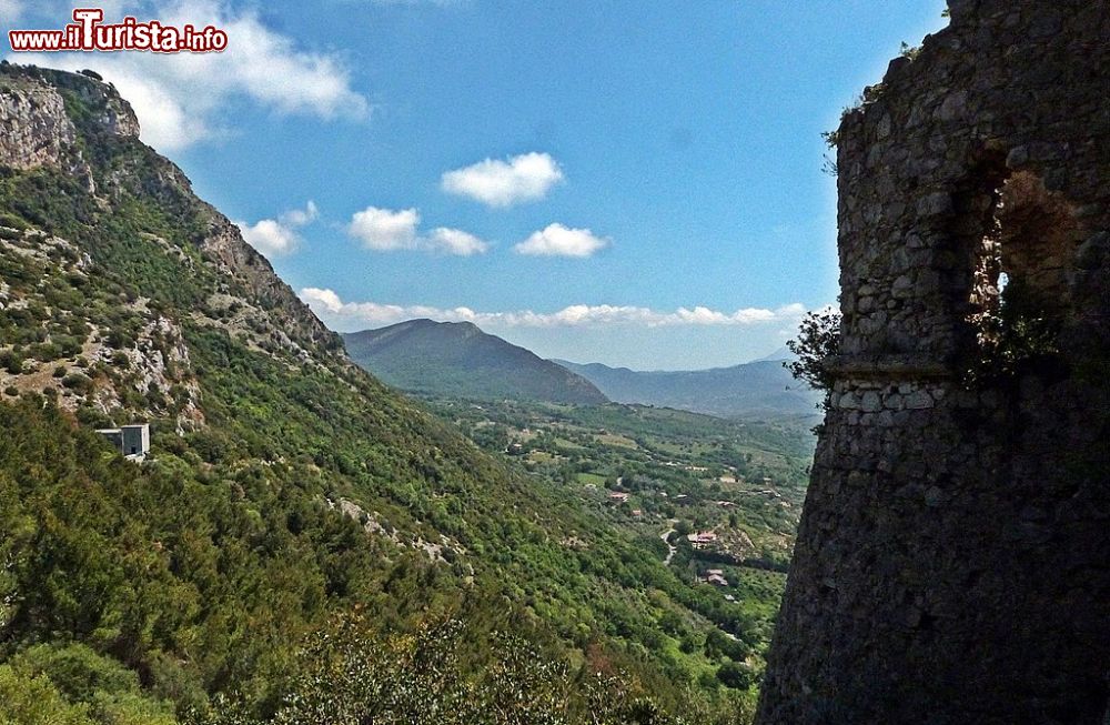 Immagine Panorama delle monagne del CIlento da Capaccio Alta in Campania - © Ziegler175, CC BY-SA 3.0, Wikipedia