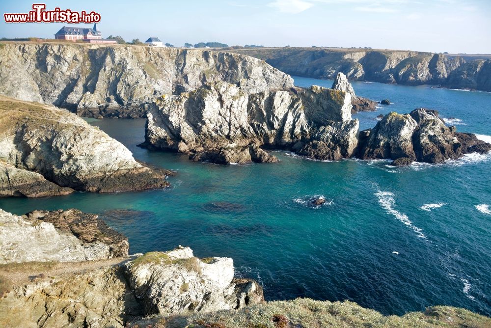 Immagine Panorama delle scogliere a Belle Ile en Mer, Francia. L'siola ha una superficie di circa 84 chilometri quadrati ed è circondata dall'Oceano Atlantico.