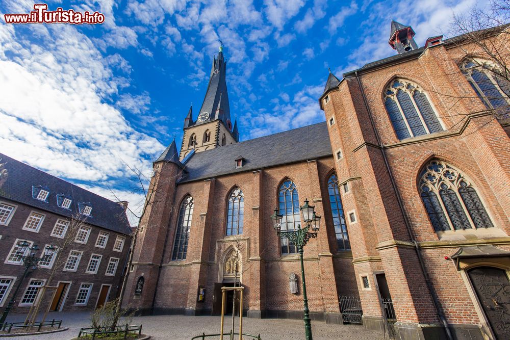 Immagine Panorama dell'imponente chiesa di San Lamberto a Dusseldorf, Germania. E' uno dei simboli di questa città della Renania Settentrionale-Vestfalia.