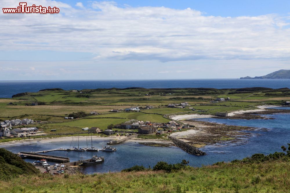 Immagine Panorama dell'isola di Rathlin, Irlanda del Nord. L'isola si ripopola in estate grazie alla numerosa presenza di turisti e visitatori.