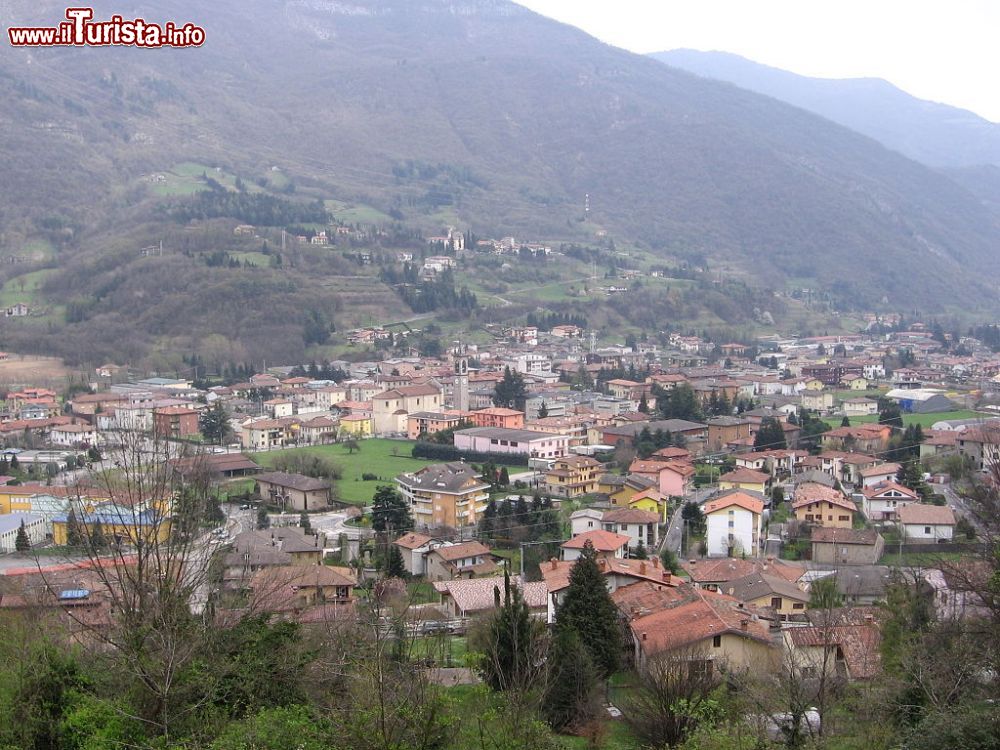 Immagine Panorama dellla cittadina di Casazza in Lombardia - © Ago76 - CC BY-SA 3.0, Wikipedia