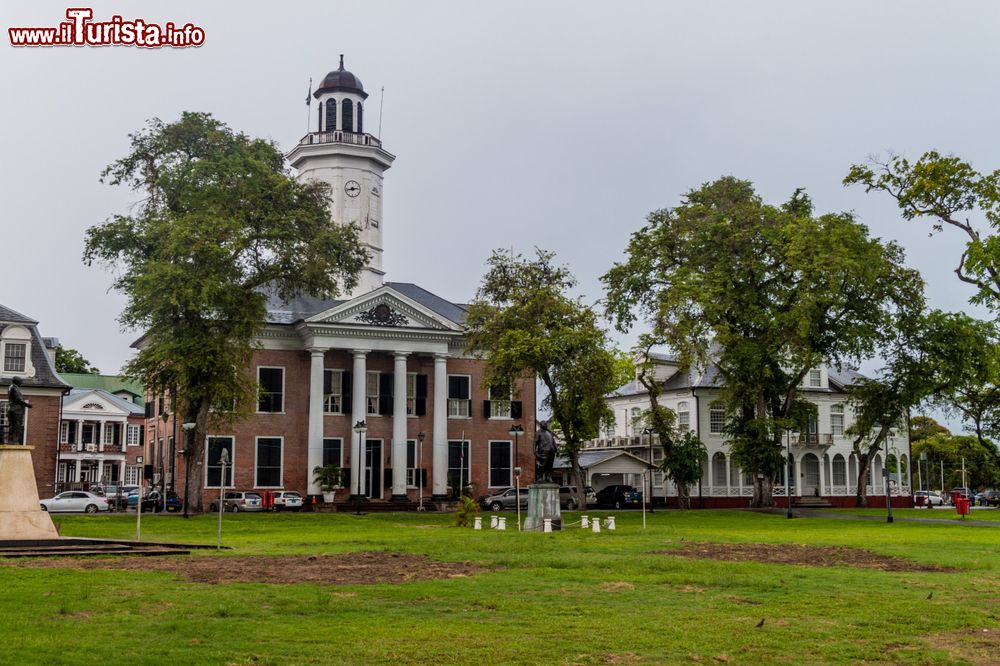 Immagine Panorama di antichi edifici nel centro di Paramaribo, Suriname, in una giornata nuvolosa (America).