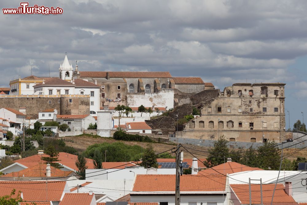 Immagine Panorama di Avis in una giornata nuvolosa, Portogallo.