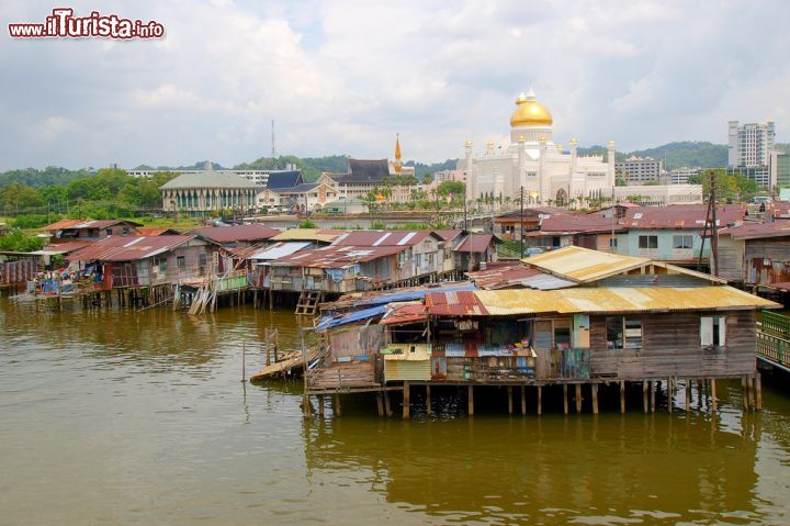 Immagine Panorama sulla capitale del Brunei - Antico e moderno. Sono due facce della stessa città quelle ritratte in questa immagine di Bandar Seri Begawan, ex Brunei Town, la capitale del sultanato ricostruita completamente dopo i bombardamenti che afine seconda guerra mondiale l'hanno rasa al suolo. Sullo sfondo la moschea dalla cupola dorata, costruita fra 1954 e 1958, si contrappone alle palafitte dei vecchi villaggi di pescatori © Nicram Sabod / Shutterstock.com