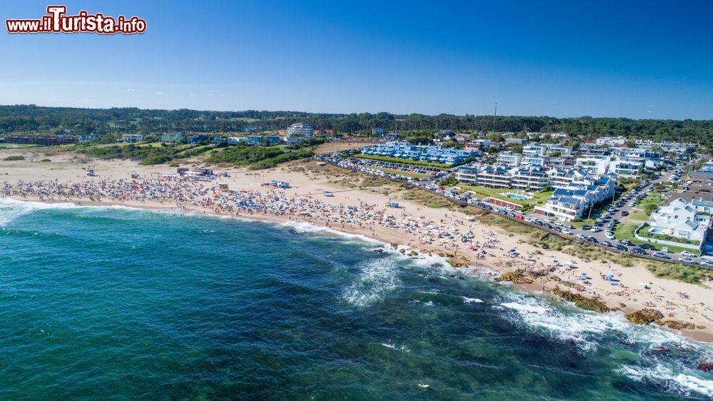 Immagine Panorama di Bikini Beach a Punta del Este, Uruguay. E' una delle spiagge più affollate e turistiche di questa località balneare.