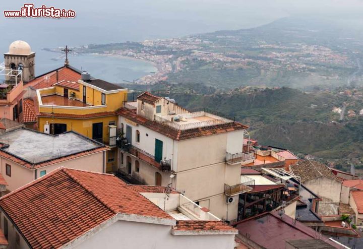 Immagine Panorama di Castelmola con vista aerea sulla costa siciliana in una giornata grigia e uggiosa