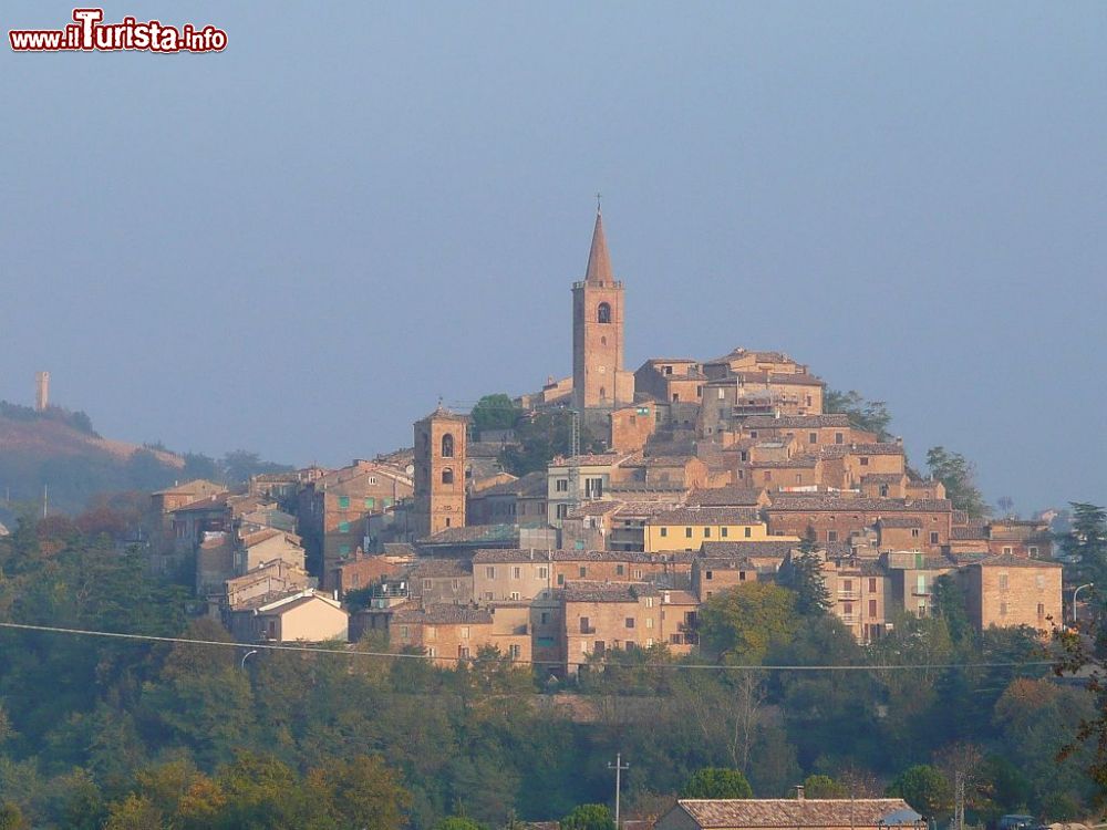 Immagine Panorama di Castignano al tramonto, Marche.