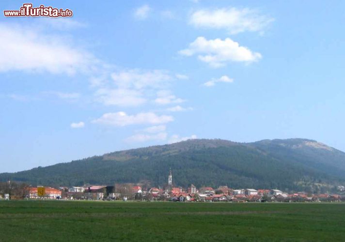 Immagine Panorama della conca di Cerknica, Slovenia - Una bella veduta della conca che ospita la città delle Alpi Giulie