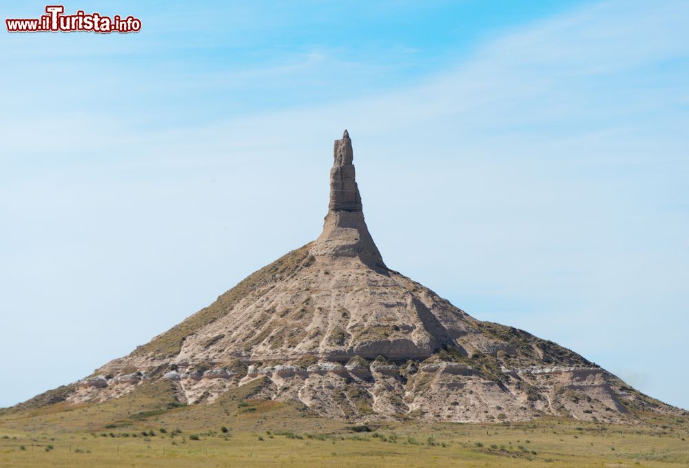 Immagine Panorama di Chimney Rock, Nebraska. Si tratta di una formazione rocciosa geologica situata nella contea di Morrill. Durante la metà del XIX° secolo, era punto di riferimento lungo l'Oregon Trail, il California Trail e il Mormon Trail.