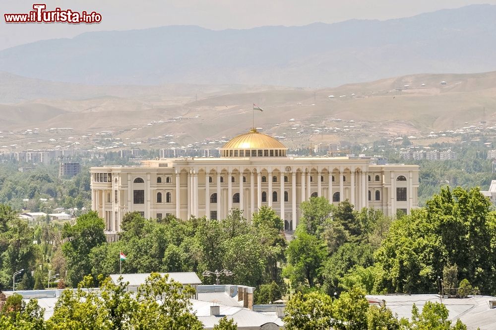 Immagine Panorama di Dushanbe con il Palazzo Presidenziale, Tagikistan. Questo grande edificio spicca per la cupola dorata e le colonne in stile greco che caratterizzano la facciata.