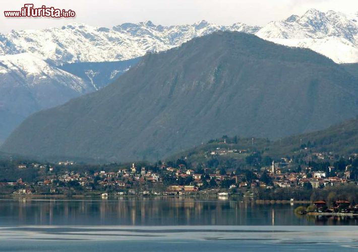 Immagine Panorama di Gavirate (Varese) e le Alpi sullo sfondo, Lombardia. Questo paese è adagiato sulle rive del lago di Varese e vanta origini antichissime: con il nome Gavirado è indicato in un documento del re longobardo Liutprando datato 713.