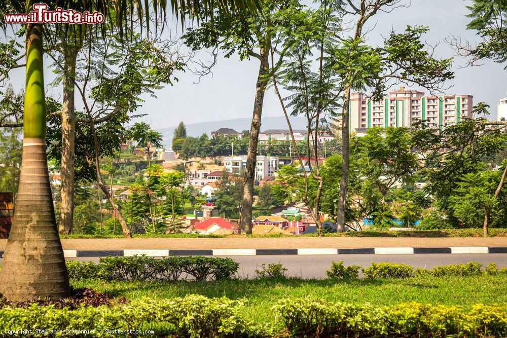 Immagine Panorama di Kigali con il Lemigo Hotel sullo sfondo in una domenica vietata al traffico veicolare (Ruanda) - © Stephanie Braconnier / Shutterstock.com