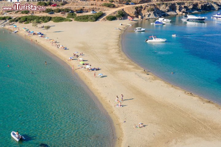 Immagine Panorama di Kolona dall'isolotto di Aghios Loukas a Kythnos, Grecia. Dall'alto dell'isolotto di Aghios, Kolona beach appare ancora di più in tutto il suo splendore - © Michael Paschos / Shutterstock.com