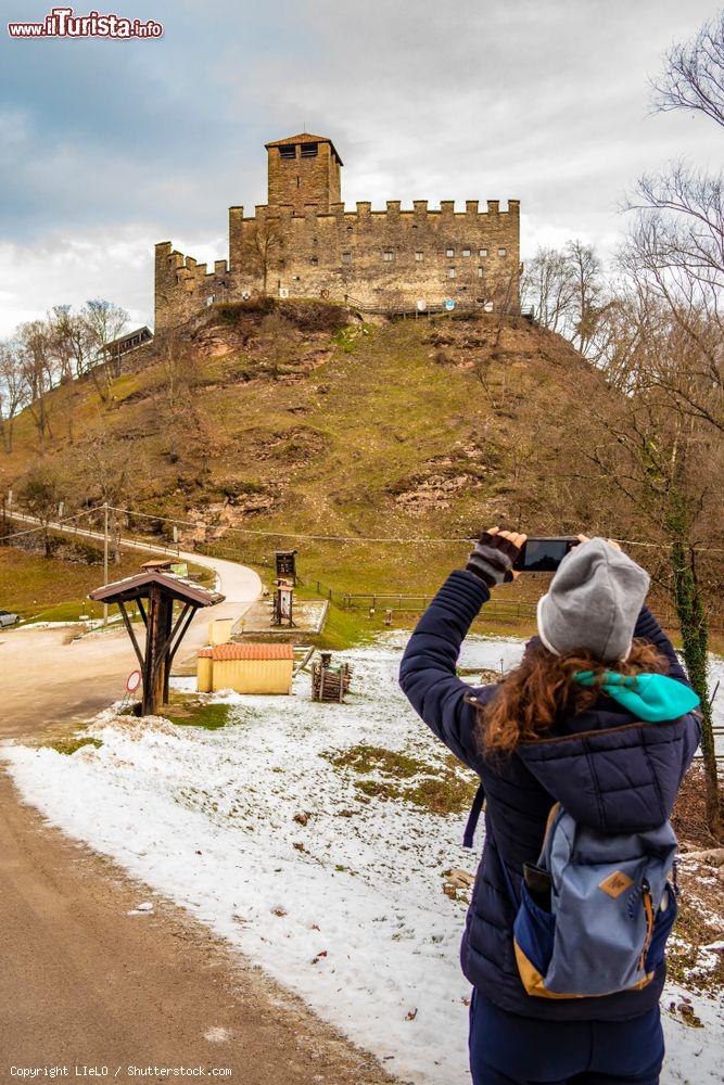 Immagine Panorama di Mel dal castello di Zumelle, Veneto, in inverno con la neve - © LIeLO / Shutterstock.com