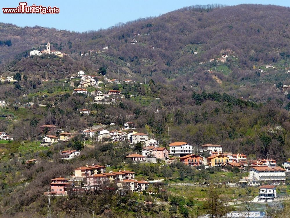 Immagine Panorama di Montedivalli comune di Podenzana in Toscana - © Davide Papalini, CC BY-SA 3.0, Wikipedia