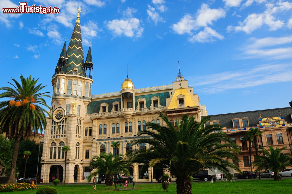 Immagine Panorama di Piazza Europa a Batumi, Georgia. E' circondata da bellissimi palazzi restaurati della belle epoque e da edifici nuovi in stile simile.