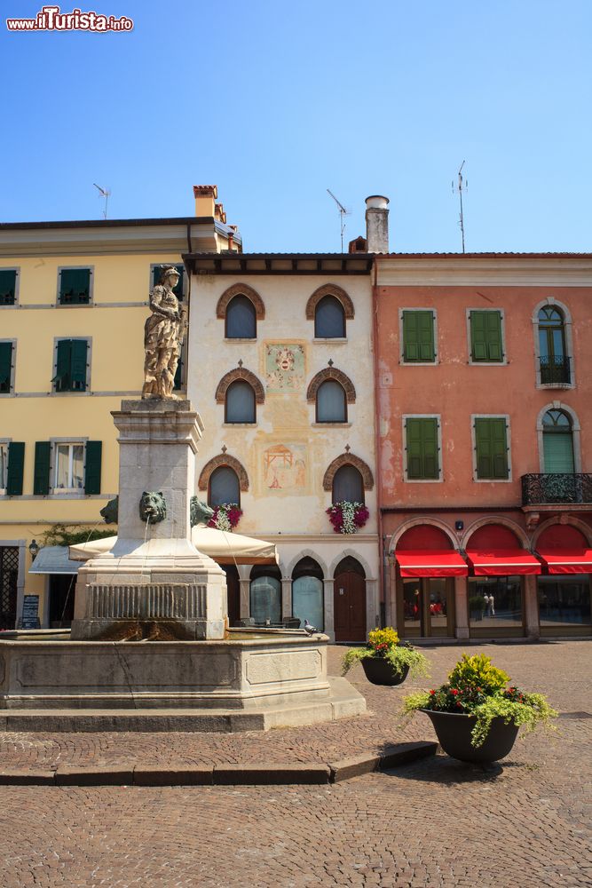 Immagine Panorama di Piazza Paolo Diacono a Cividale del Friuli, Udine, Italia. Questa graziosa piazzetta della cittadina friulana è intitolata al monaco, storico, poeta e scrittore longobardo di espressione latina.