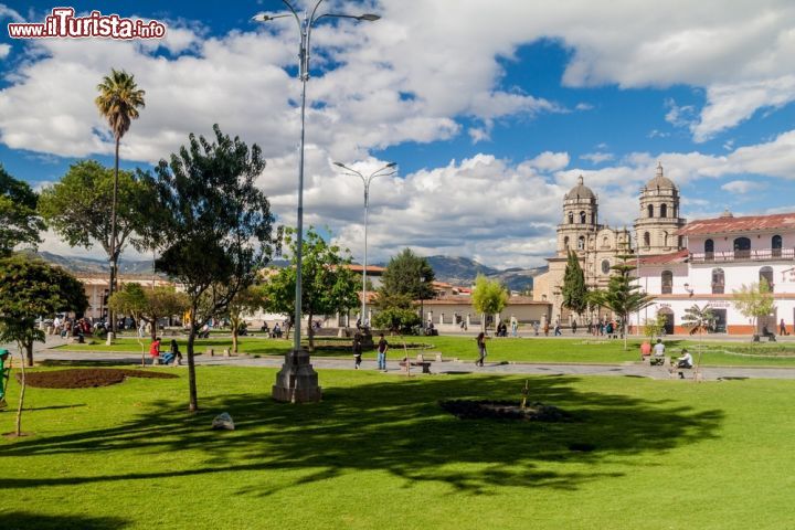 Immagine Panorama di Plaza de Armas con la  cattedrale di Cajamarca, Perù. Questa bella area verdeggiante, meta per abitanti e turisti, è un frequentato spazio relax che ospita panchine e alberi dove mettersi al riparo dal sole - © Matyas Rehak / Shutterstock.com