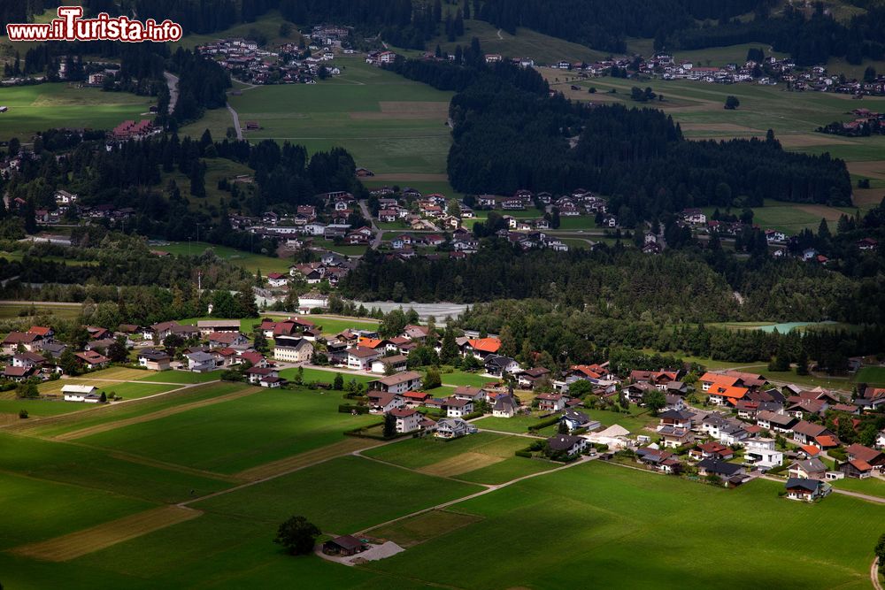 Immagine Panorama di Reutte dalle rovine del castello di Ehrenberg (Austria). Il castello è in realtà costituito da 4 imponenti costruzioni, un tempo strategiche per il commercio tra sud e nord.