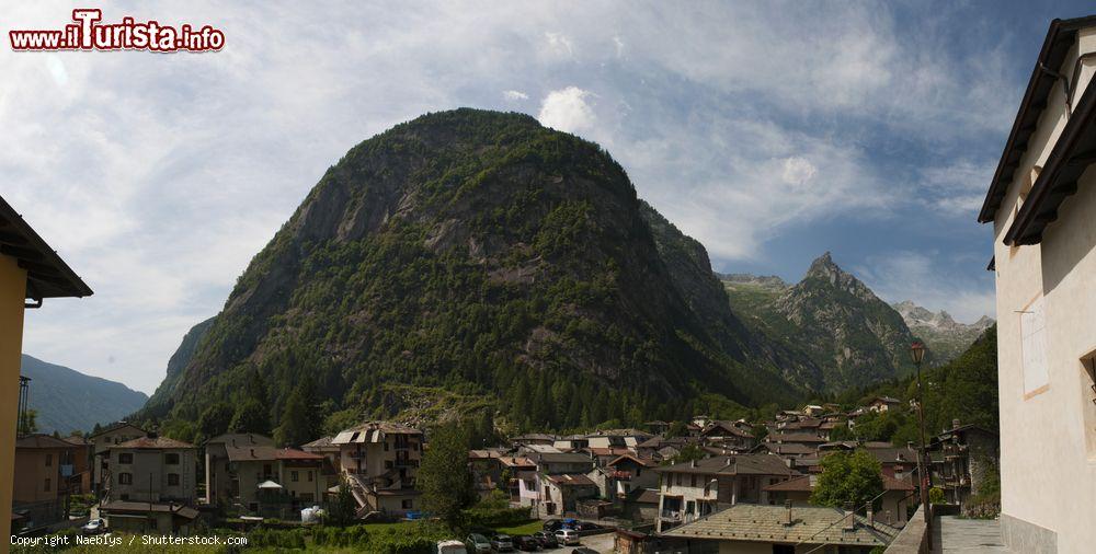 Immagine Panorama di San Martino in Val di Mello, Lombardia. Quest'importante luogo per le arrampicate inizia proprio nel villaggio di San Martino per poi conclduersi contro il Monte Disgrazia - © Naeblys / Shutterstock.com