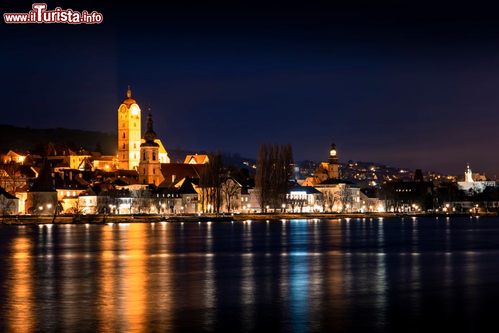 Immagine Panorama di Stein an der Donau by night (Austria). Siamo in uno dei distretti che costitutiscono la città danubiana di Krems nella valle della Wachau.