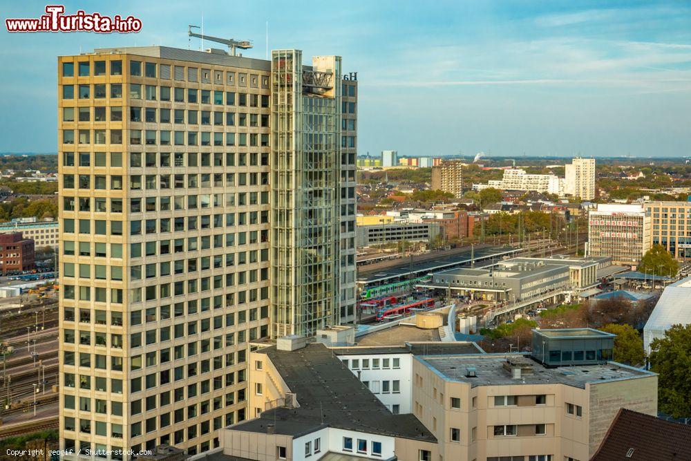 Immagine Panorama di un grattacielo in architettura minimalista nella città di Dortmund, Germania - © geogif / Shutterstock.com