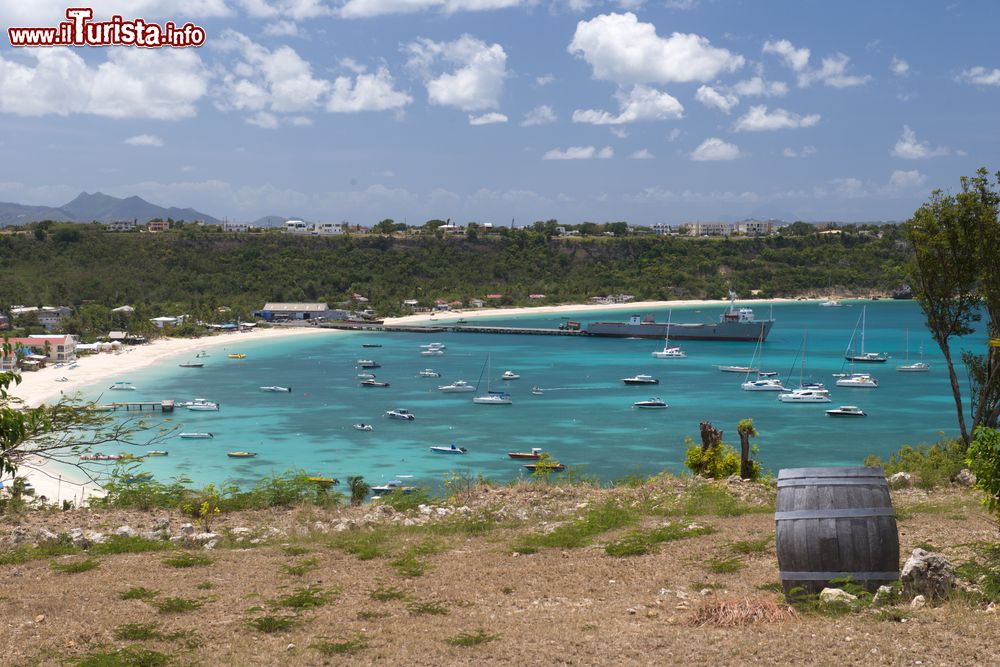 Immagine Panorama di una baia dell'isola caraibica di Anguilla, America Centrale.