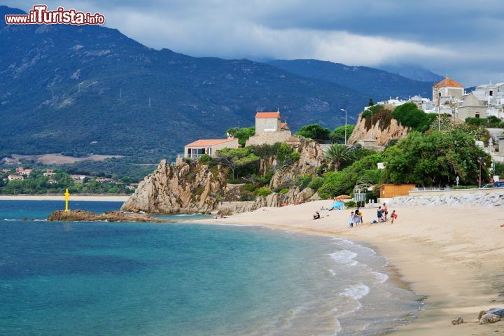 Immagine Panorama di una spiaggia a Propriano, Corsica. Sabbia bianca e acqua turchese sono il biglietto da visita di questa località turistica - © bikemp / Shutterstock.com