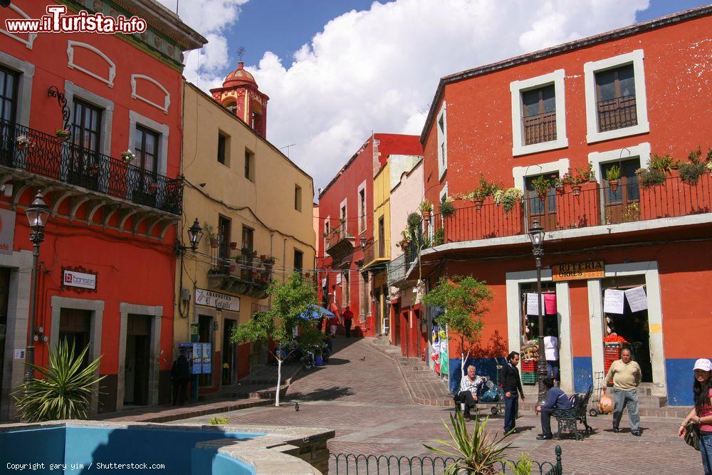 Immagine Panorama di una via di Guanajuato, Messico. Fondata nel 1554, questa città si trova in una delle più ricche miniere d'argento del Messico ed è conosciuta per le suggestive architetture dell'epoca coloniale spagnola - © gary yim / Shutterstock.com