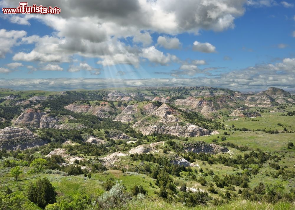 Immagine Panorama estivo sul Painted Canyon nel North Dakota, USA. Qui si possono ammirare le iconiche formazioni rocciose tondeggianti con le striature colorate.