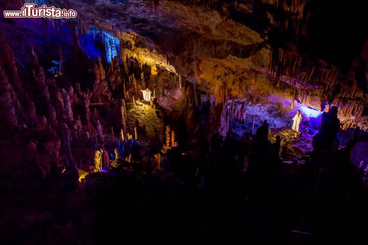 Immagine Il Panorama delle grotte a Postumia con le scene del presepe vivente