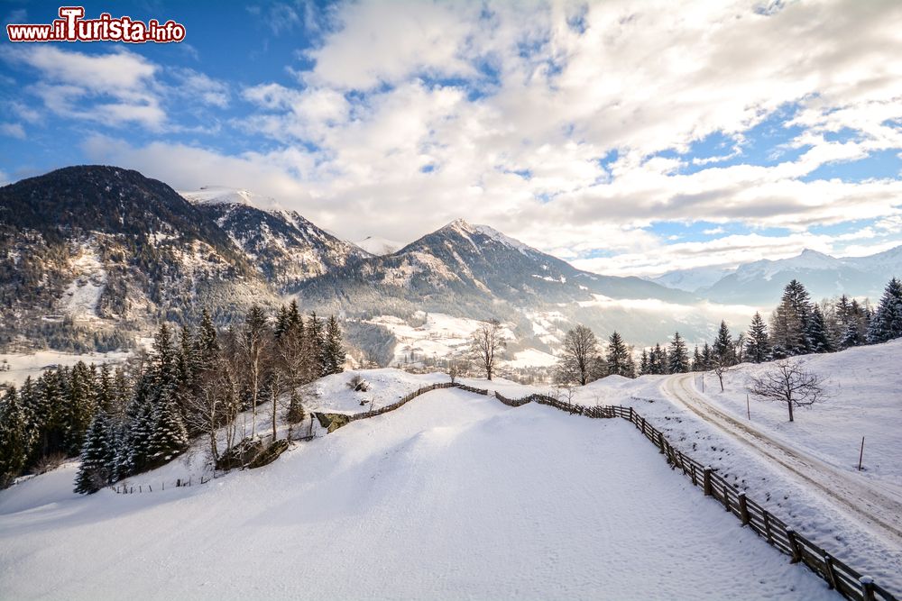 Immagine Panorama innevato con la valle di Gasteinertal nei pressi di Bad Gastein, Austria. La valle è conosciuta non solo per terme curative ma anche per essere un vero e proprio paradiso escursionistico e sciistico.