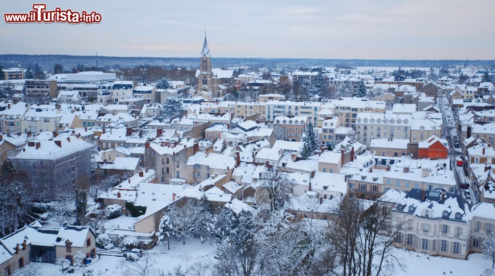 Immagine Panorama innevato di Rambouillet vista dall'alto, Francia. Città d'arte e di storia, Rambouillet vanta un ricco patrimonio che richiama ogni anno turisti da ogni parte del mondo.