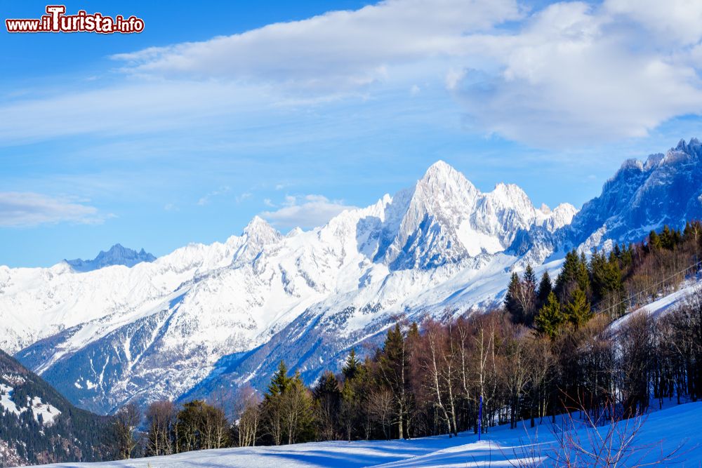 Immagine Panorama innevato fotografato da Saint-Gervais-les-Bains, Francia. Siamo in una celebre località per gli sport invernali adatta sia alle famiglie che al divertimento giovanile.