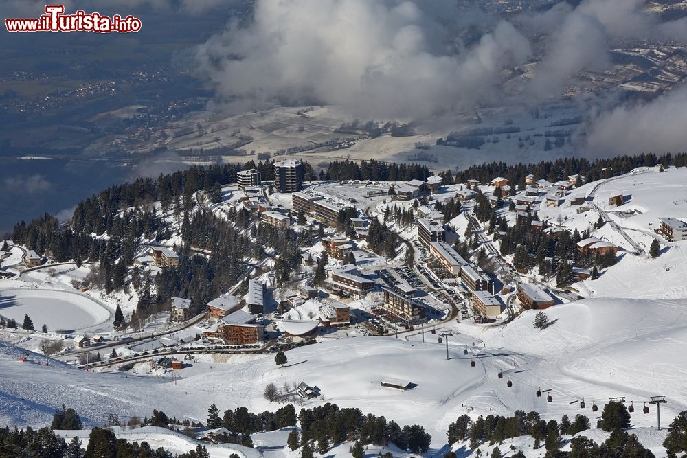 Immagine Panorama invernale dall'alto del centro sciistico di Chamrousse, Francia.