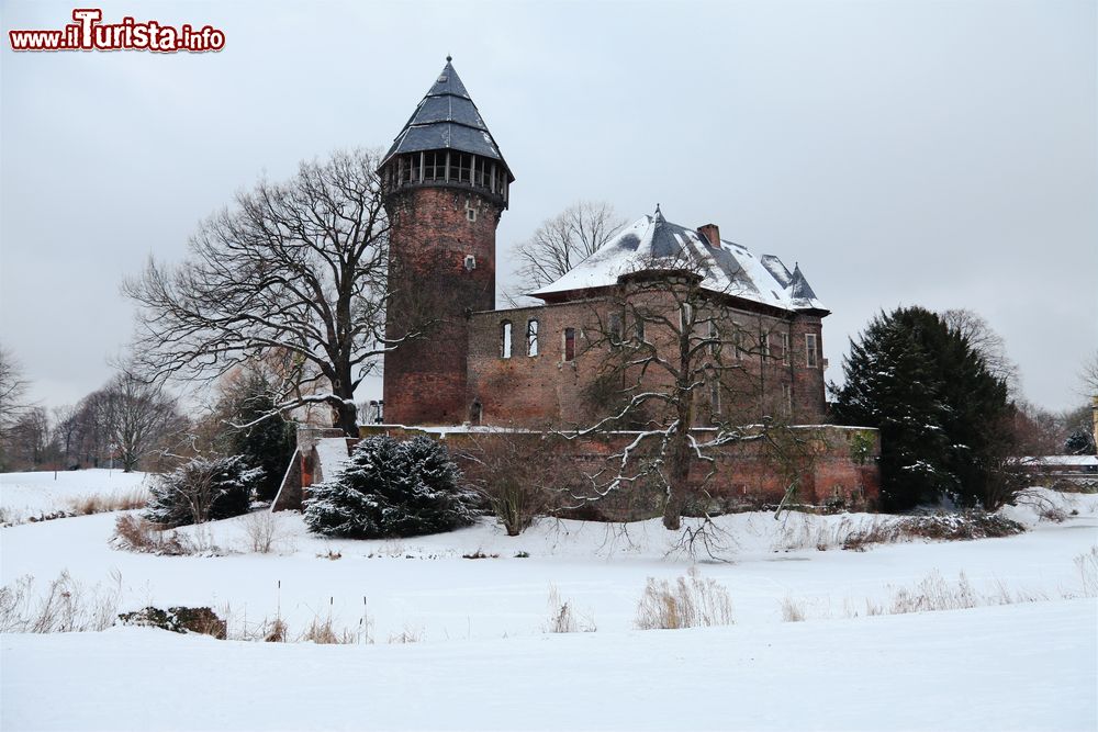 Immagine Panorama invernale del castello di Linn, Krefeld, Germania. Costruita nel XII° secolo, la fortezza sorge su un sito di tufo e ciottoli.