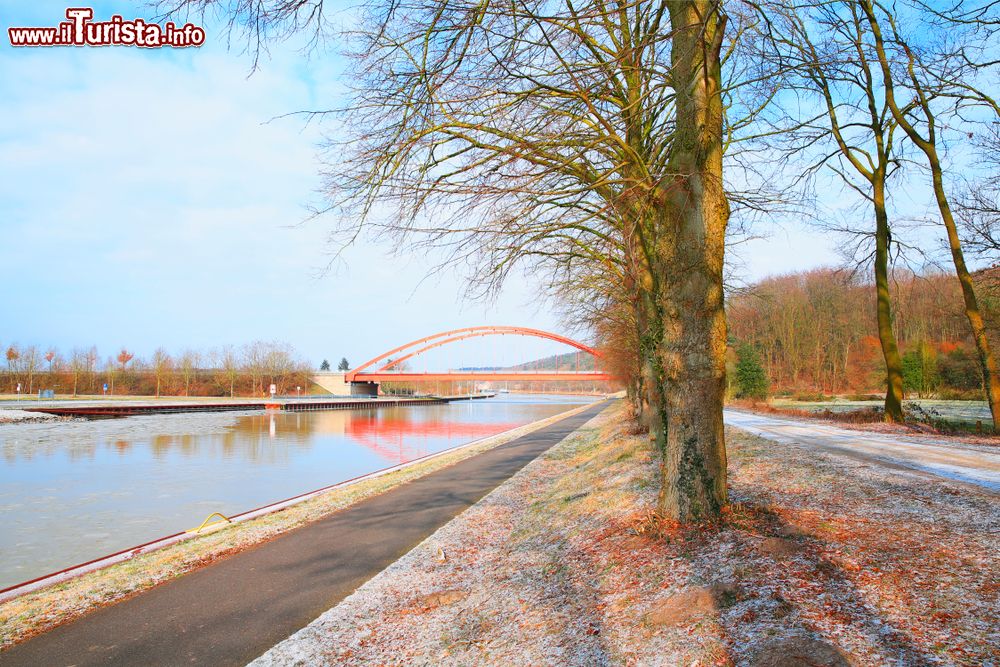 Immagine Panorama invernale del Dortmund-Ems-Kanal nei pressi di Riesenbeck nel Muensterland, Vestfalia (Germania). Si tratta di una via d'acqua fra il porto di Dortmund e Papenburg/Ems.