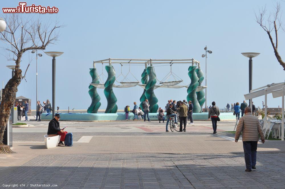 Immagine Panorama invernale del lungomare di Riccione, Emilia Romagna. Anche in inverno è una cittadina vivace e attiva che propone una ricca offerta culturale, musicale e ricreativa - © s74 / Shutterstock.com