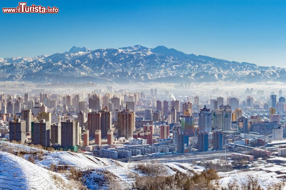 Immagine Panorama invernale della città di Urumqi, regione dello Xinjiang, Cina. Conosciuta con il nome di Luntai (Illuminata) durante il periodo della dinastia Qing, questa località della Repubblica Popolare Cinese è stata ribattezzata Urumqi il 1° febbraio 1954. Il suo nome significa "magnifico pascolo".