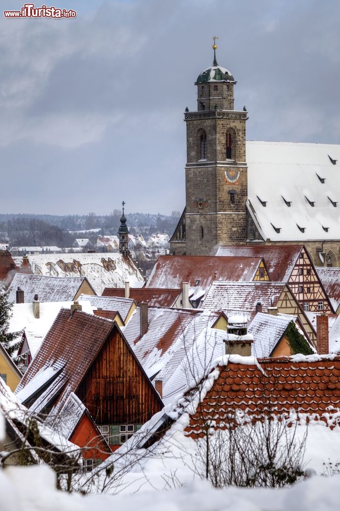 Immagine Panorama invernale della cittadina di Dinkelsbuhl (Germania) innevata durante il periodo dell'Avvento. 