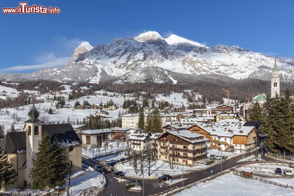 Immagine Panorama invernale della conca di Cortina d'Ampezzo, Regina delle Dolomiti in Veneto- © posztos / Shutterstock.com