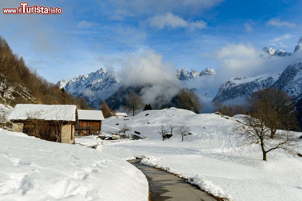 Immagine Panorama invernale di Soglio, Canton Grigioni, dopo un'abbondante nevicata (Svizzera).