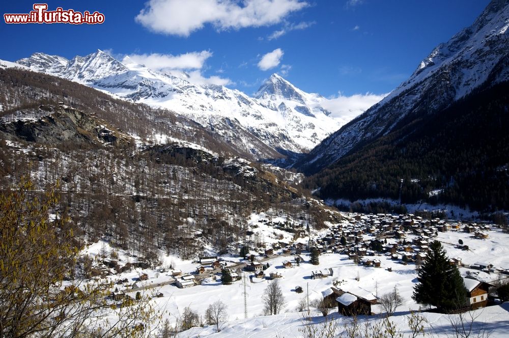 Immagine Panorama invernale di un villaggio nella valle di Arolla, Svizzera.